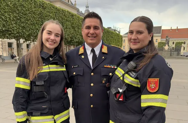 Der neue Bezirksfeuerwehrkommandant Franz Socher mit seinen Töchtern Vanessa (links) und Victoria (rechts). | Foto: Privat