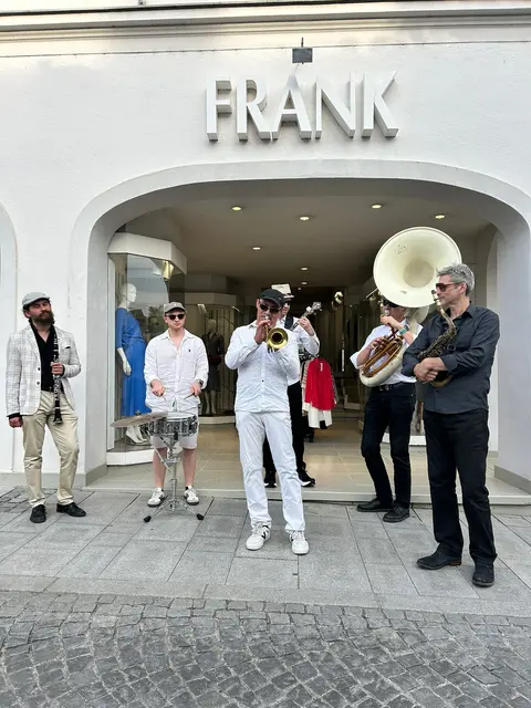 Die Dixieland Street Band begleitet jedes Jahr die Weiße Einkaufsnacht. | Foto: Magdalena Deskovic