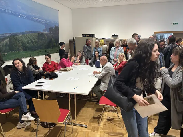 Dichtes Gedränge im evangelischen Pfarrsaal in Mörbisch beim Casting für den neuen Stipsits-Film.  | Foto: Stefan Schneider/MeinBezirk