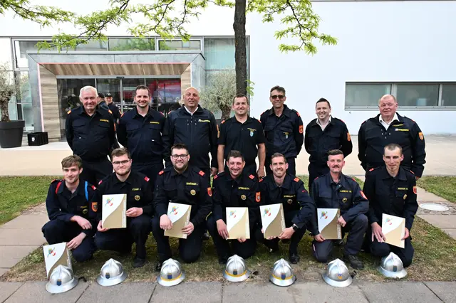 Sieben Feuerwehrmitglieder aus dem Bezirk Hollabrunn bestanden erfolgreich die „Feuerwehrmatura“ in Gold. | Foto: Stefan Obritzhauser