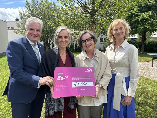 Karl Lehner, Daniela Doleschal (Leiterin der Kranken- und Pflegeausbildung PEK KIrchdorf), Direktorin Maria Ragl, Landtagsabgeordnete Doris Staudinger (v.li.) | Foto: Staudinger