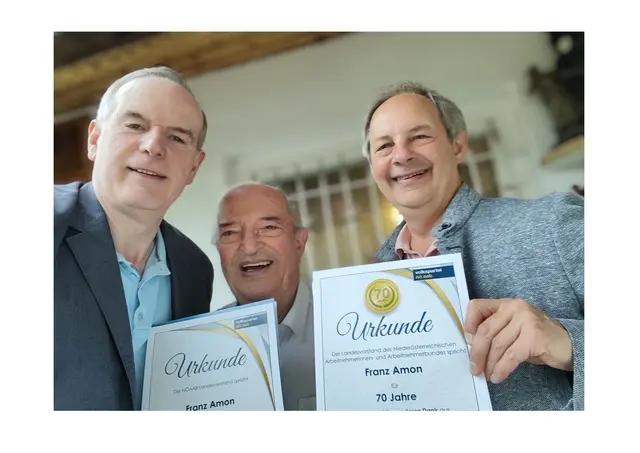 Ortsparteiobmann Josef Keck und NÖAAB-Bezirksobmann Thomas Bauer gratulierten dem Jubilar Franz Amon in Sonnberg persönlich zum außergewöhnlichen Jubiläum. | Foto: Thomas Bauer