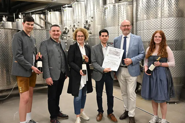Schüler Max Plachwitz, Kellermeister Leopold Wurst, Bildungs-Landesrätin Christiane Teschl-Hofmeister, Weinbaulehrer Florian Hanousek, Landesgüterdirektor Erhard Kührer und Schülerin Pia Müllauer mit dem prämierten Wein  | Foto: Jürgen Mück 