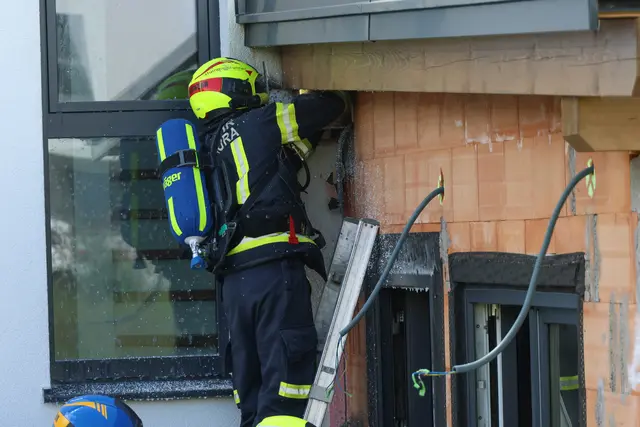Die Feuerwehr bekämpfte einen Brand an einem Wohnhaus in Stadl-Paura: Dach und Fassade hatten Feuer gefangen.