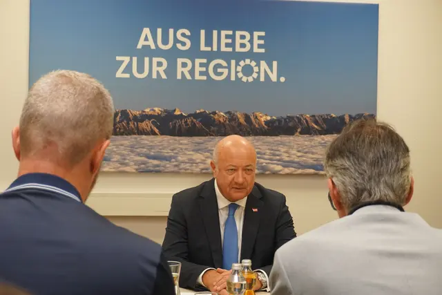 Bundeskanzler Stocker im Gespräch mit Florian Haun und Georg Herrmann. | Foto: MeinBezirk/Sprenger