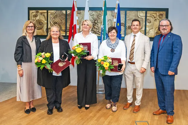 Vergabe des Goldenes Ehrenzeichens: Bürgermeisterin Susanne Kaltenegger, Isabella Lerchbaumer, Kerstin Pernitsch, Judith Dornhofer, und die beiden Vizebürgermeister Raphael Pensl und Gregor Tuttinger. | Foto: Stadt Bruck/Paller