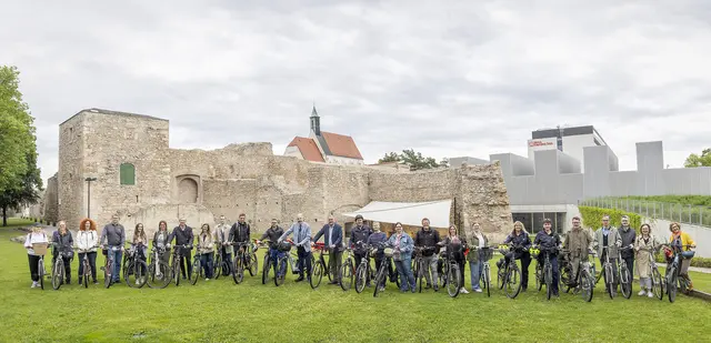 Bürgermeister Klaus Schneeberger und Mobilitätsstadtrat Franz Dinhobl (beide ÖVP) mit den Mitarbeiterinnen und Mitarbeitern. | Foto: Stadt Wiener Neustadt/Weller