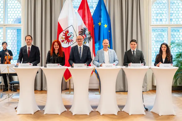 Bei der Unterzeichnung der AES-Kooperationsvereinbarung (v. l.): Christian Jesacher (Bildungsdirektion für Tirol), LRin Cornelia Hagele, LH Anton Mattle, Bgm Johannes Anzengruber, Alexander Huber (Bundesministerium für Bildung) und Valeria Pintus (Büro des Generalsekretärs der Europäischen Schulen). | Foto: Land Tirol/Fitsch