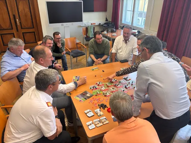 Bezirksfeuerwehkommandant Andreas Oblasser, BGM Rainer Fankhauser, BGM Peter Payr, Christof Reicholt (Bauamtsleiter Gemeinde Ebbs), Mitarbeiter der Tiroler Zentrum für Krisen- und Katastrophenmanagement, Bezirksrettungskommandant StV. Lorenz Blattl, BGM Andreas Ehrenstrasser, Herbert Saurugg und Franz Ploner (Amtsleiter Niederndorf) (v.l.) verschaffen sich einen Überblick über die Situation.  | Foto: Regionalmanagement KUUSK