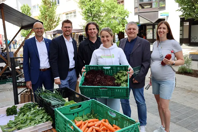 Beim ersten Telfer Marktl: Amtsleiter Bernhard Scharmer, Bgm. Christian Härting, Wirtschafts-ausschuss-Obmann GV Alexander Schatz, Standlerin Barbara Tauferer (Gutes vom Rietzerhof), GR Michael Ebenbichler und GR Daniela Brunner. | Foto: MG Telfs/Hackl