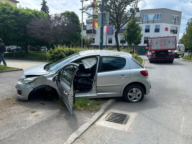 Pkw kracht gegen Laterne, Fahrer verletzt ins Krankenhaus gebracht