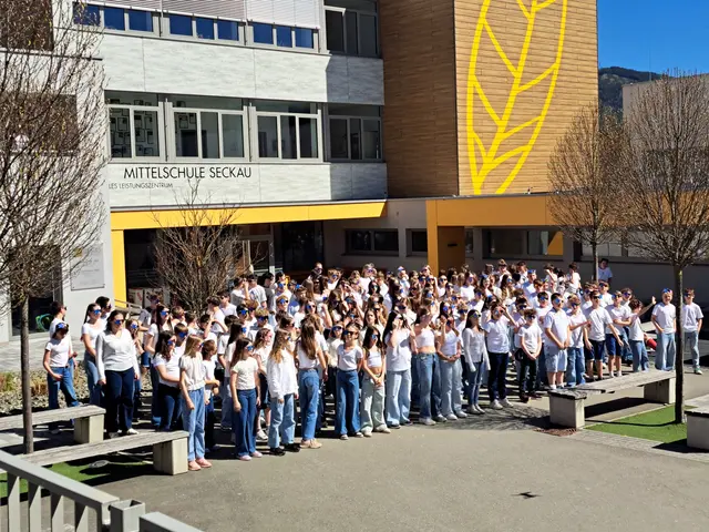 Jugendliche stehen vor der Schule.
