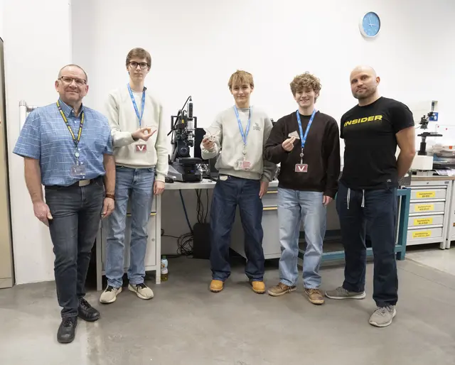 Materialprüfung im Machining Center von EVG – hier wurden ausgewählte Tests gemeinsam mit den Schülern durchgeführt. Von links: Herbert Tiefenböck (Corporate Operations Director von EVG), Diplomanden Samuel, Philip und Simon, Marian Meinhard (Projektbetreuer EVG).

  | Foto: EVG