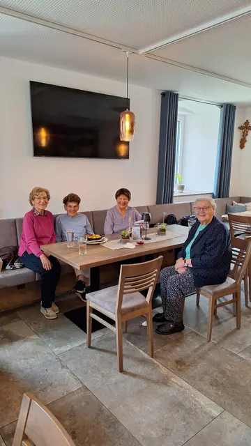 Maria Anna Leitenbauer (89) (r. vorne), hinten, v. l.: Inge Kobler (Schülerin von Riki Raab), Friederike Raab (96) und Anneliese Lengauer (88). Witziges Detail: Alle drei Damen sind "Zugezogene". | Foto: Leitenbauer