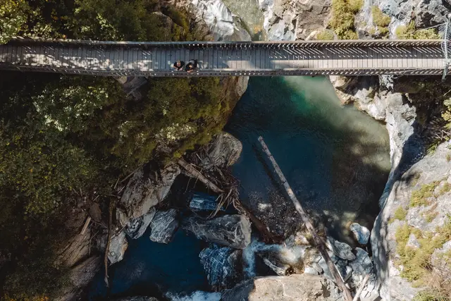 Der Weg durch die Klamm führt über Brücken und Stege. | Foto: Karin Pfisterer