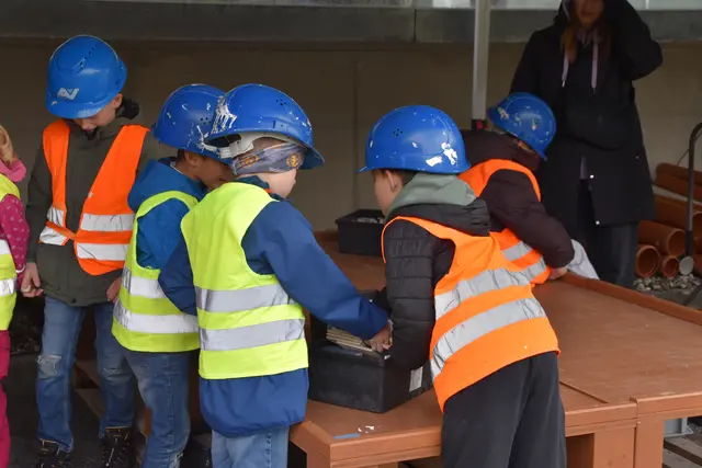 Die kleinen Handwerker hatten sichtlich eine Freude mit den Stationen.  | Foto: Barbara Fluckinger