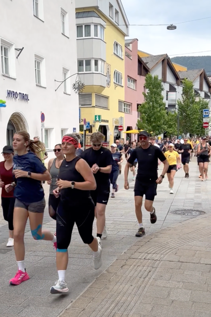 Los geht’s Richtung St. Moritzen. Trotz Muttertag waren 140 LäuferInnen unterwegs für den guten Zweck. | Foto: Uniqa/Höllwarth