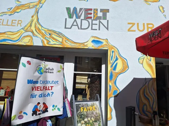 Beim Weltladentag im Untermarkt nutzten zahlreiche Besucherinnen und Besucher die Gelegenheit, sich über fairen Handel, nachhaltige Produkte und die Arbeit der Weltläden auszutauschen. | Foto: Weltladen