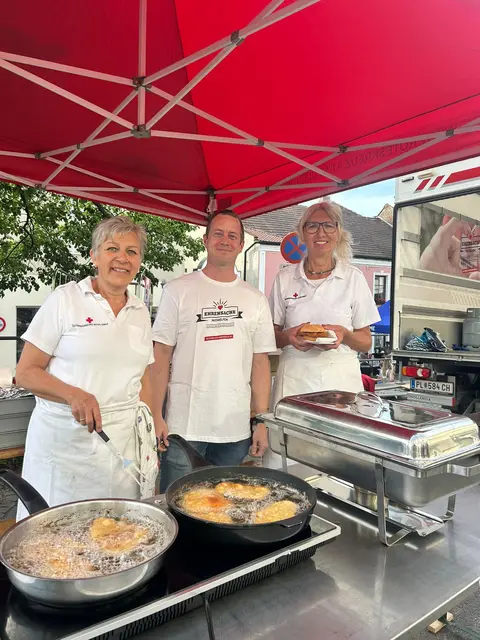 Beim Roten Kreuz Stand gab es Schnitzelsemmerl von Elfride Schneider-Schwab, Markus Marterbauer und Martha Gruber. | Foto: Magdalena Deskovic
