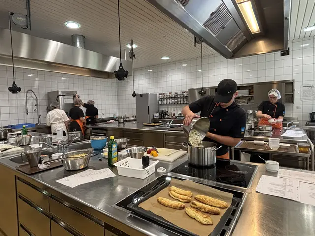 Volle Konzentration in der Küche bei der Zubereitung des viergängigen Menüs. 