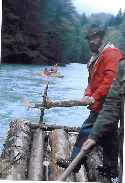 Auf der Salza: Adi Huber am letzten Floß und als Paddler unterwegs  | Foto: Archiv Palfau