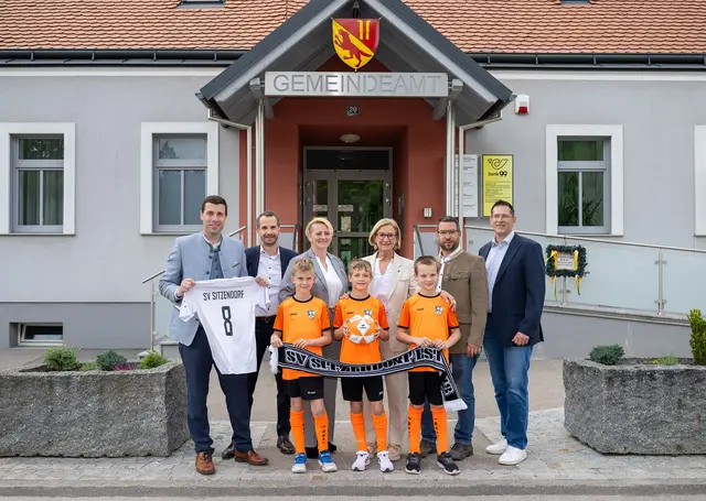BGM Florian Hinteregger, Kassier Mathias Biribauer, Obfrau Johanna Dehne, Landeshauptfrau Johanna Mikl-Leitner, Ortsvorsteher Michael Windisch, Sportreferent Michael Lamatsch und die Kinder des SV Sitzendorf Maximilian, Ferdinand und Christoph. | Foto: NLK Burchhart