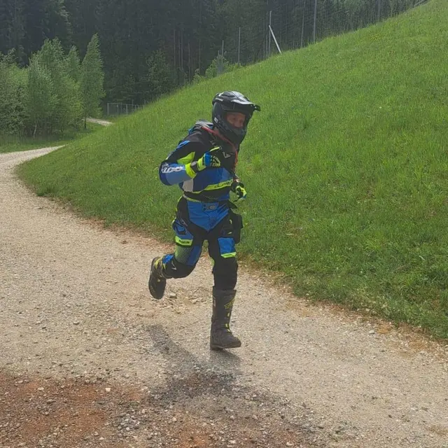 Alex läuft in vollständiger Motocross Ausrüstung | Foto: cool running