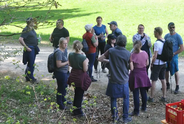 Bei strahlendem Frühlingswetter trafen sich mehr als 100 motivierte Teilnehmer in Waldhausen zum gemeinsamen Start der OÖ Bewegungs-Challenge. Eine Veranstaltung der Gesunden Gemeinde Waldhausen. Die Challenge läuft noch bis Anfang August.  | Foto: Gesunde Gemeinde Waldhausen