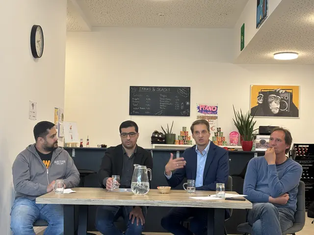 (v.l.) Denis Sahin (Jugendarbeit Wörgl), Vize-Bgm. Jugendreferent Kayahan Kaya, Bürgermeister Michael Riedhart und Geschöftsführer von komm!unity Klaus Ritzer präsentierten die neuen Räumlichkeiten in Wörgl. | Foto: Martina Obertimpfler 