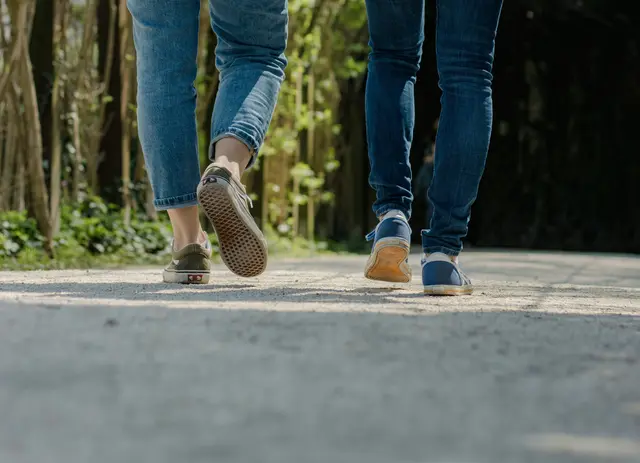 Ziel ist es, Gemeinden bei der Entwicklung sicherer, attraktiver und barrierefreier Bedingungen für Fußgängerinnen und Fußgänger gezielt zu unterstützen. | Foto: Unsplash/lena Enz