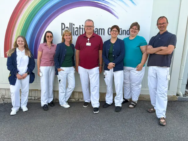 Praktikantin Eleonore Hofmann, DGKP Isabella Haringer, Palliativkoordinatorin DGKP  Elisabeth Steffel, Palliativmediziner Dr. Peter Kellner, DSA Petra Bauer, DGKP Birgit Gattringer und DGKP Rudolf Halle. | Foto: LK Gmünd