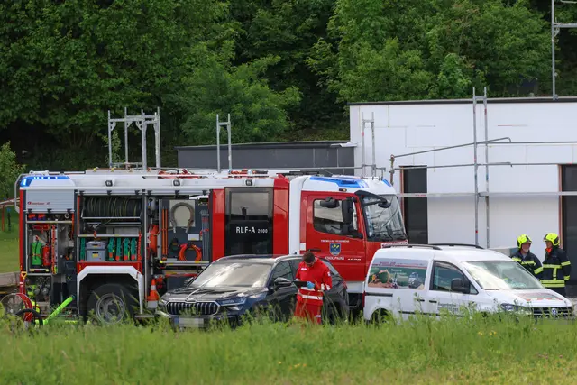 Die Feuerwehr bekämpfte einen Brand an einem Wohnhaus in Stadl-Paura: Dach und Fassade hatten Feuer gefangen.