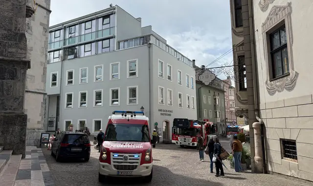 Die Feuerwehr sowie weitere Einsatzkräfte standen am Dienstagvormittag bei der Volksschule Hans-Sachs in Schwaz im Einsatz. Grund für den Brandalarm dürfte eine defekte Lampe gewesen sein, verletzt wurde niemand. | Foto: zoom.tirol