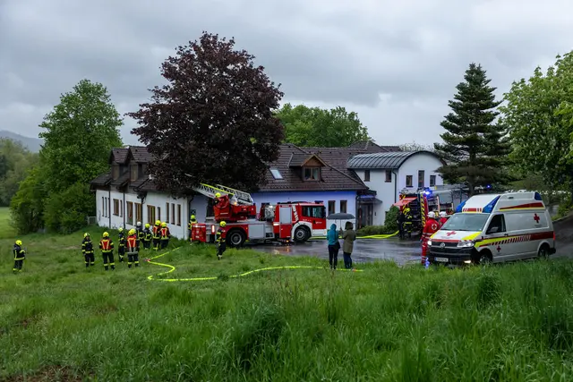 Drei Feuerwehren waren sofort vor Ort. | Foto: Fotokerschi/Flanz Plechinger