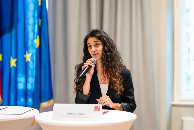 Seit ihrer Einführung im Jahr 2024 hat sich die AES Tirol als erste und bislang einzige Anerkannte Europäische Schule Österreichs etabliert (im Bild: Valeria Pintus, Büro des Generalsekretärs der Europäischen Schulen). | Foto: Land Tirol/Fitsch