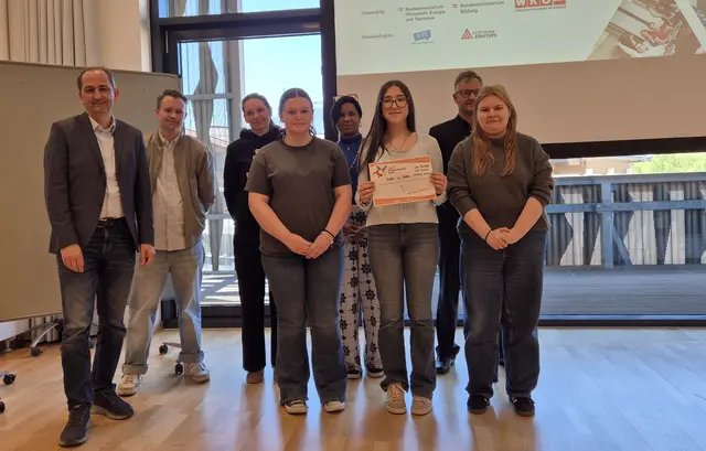 Das Siegerteam "Symbol for Safety" mit dem Unternehmer und Vizebürgermeister Markus Latzer und den Mentor:innen und Mitgliedern der Jury. Foto: Gerhild Rehbein