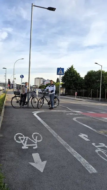Gemeinderätin DI Elke Szalai und Gemeinderat Michael Diller-Hnelozub am Ende des Radweg-Abschnitts in der Wohlfahrtgasse. | Foto: Grüne WRN