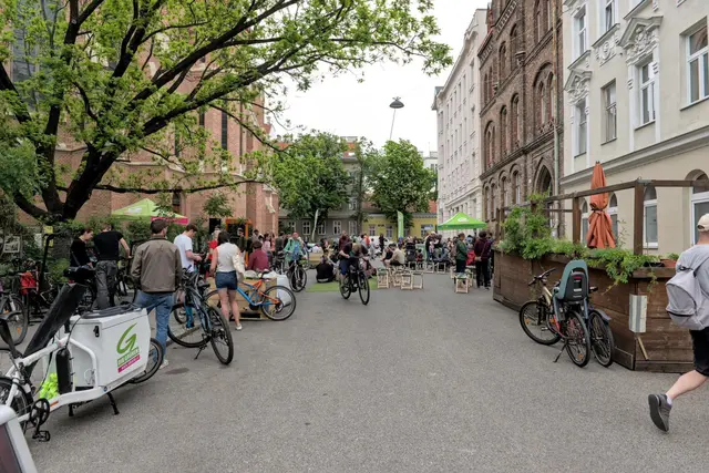 Auf dem Asphalt vor der katholischen Kirche Breitensee (Laurentiusplatz 2) entstand wieder Raum für die Nachbarschaft. | Foto: Maximilian Judtmann