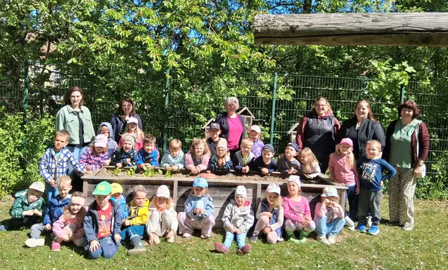 Ein praktisches Kompostiersystem in Form einer Wurmvase schenkte der Bauernbund Wernstein dem Wernsteiner Kindergarten. Die Bäuerinnen ließen sich diese von den Kindern bei einem Besuch kürzlich zeigen.  | Foto: Wernsteiner Bäuerinnen