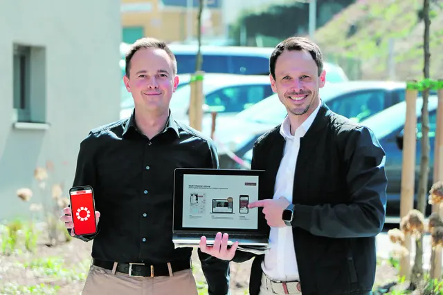 MeinBezirk Schärding Geschäftsstellenleiter Andreas Osterkorn (r.) und Werbeberater Raphael Mühlbacher präsentieren das MeinBezirk-Jobportal, mit dem die Menschen aus dem Bezirk Schärding ihren Traumjob finden können!  | Foto: Foto: MeinBezirk/Siegl