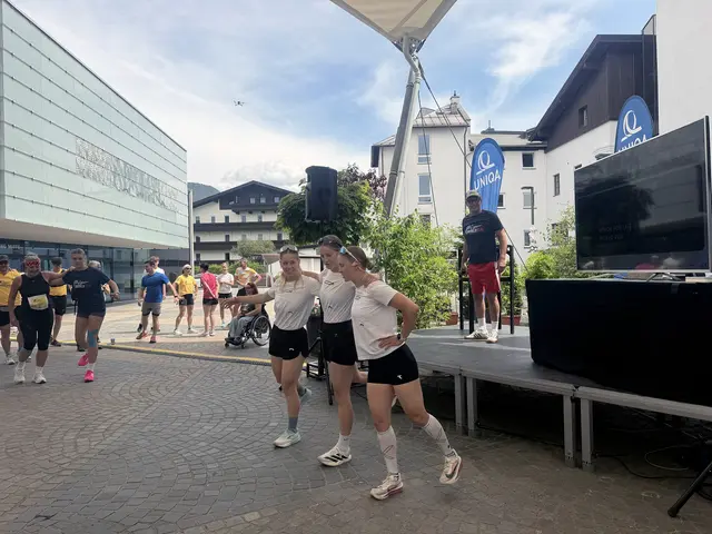 Die Damen vom Loop Sport – Running Club Telfs beim Warm-Up für das TeilnehmerInnenfeld. | Foto: MG Telfs