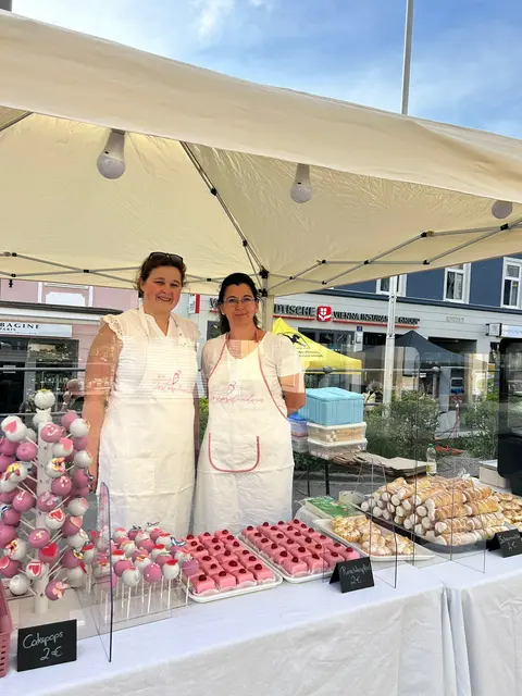 Bei Birgit Gelter und Elisabeth Kloibhofer gab es süße Verlockungen. | Foto: Magdalena Deskovic