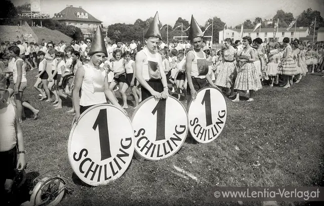 Die Burschen im Vordergrund sind als „Sparefroh“ verkleidet – das seit 1955 bekannte Maskottchen der Sparkassen, das Kinder zum Sparen anregen sollte. | Foto: Lentia-Verlag