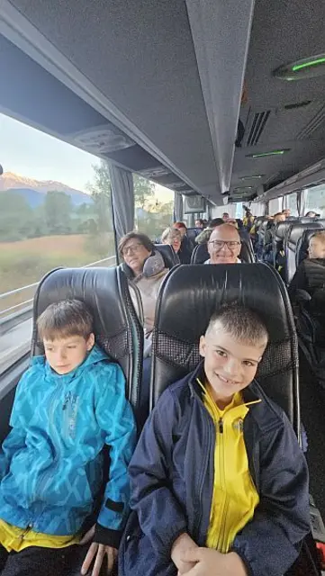 Bereits um 4 Uhr morgens machte sich die 27-köpfige Mannschaft des URV Bad Vigaun mit dem Bus auf den Weg ins Burgenland. | Foto: Elisabeth Wallmann/ URV Bad Vigaun