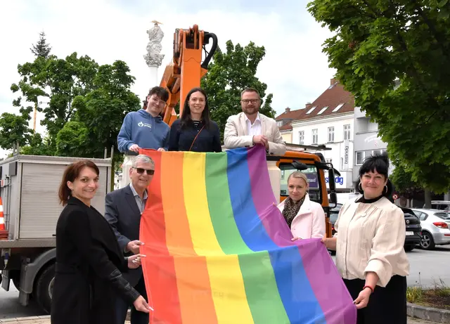 Regenbogenfahne für Vielfalt und Zusammenhalt in Mistelbach