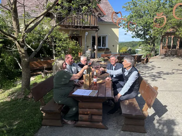 Am Obsthof Glanz-Pöltl in Petzelsdorf bei Fehring wurde auf den Sieg angestoßen.