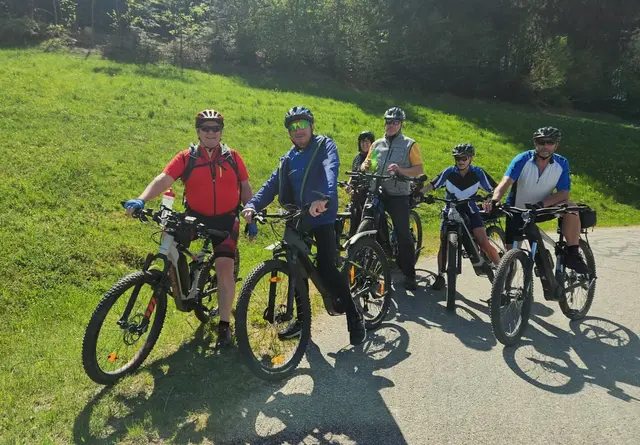 Bei strahlendem Frühlingswetter trafen sich mehr als 100 motivierte Teilnehmer in Waldhausen zum gemeinsamen Start der OÖ Bewegungs-Challenge. Eine Veranstaltung der Gesunden Gemeinde Waldhausen. Die Challenge läuft noch bis Anfang August.  | Foto: Gesunde Gemeinde Waldhausen