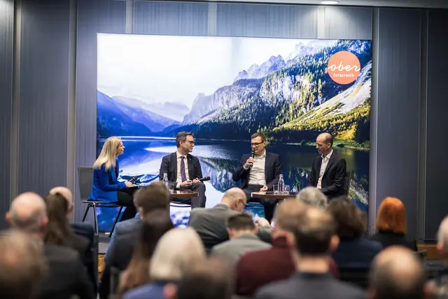 Moderatorin Katrin Hinterreiter, Thomas Horn (Wirtschaftsförderung Sachsen), Martin Sigmund (Siemens Energy) und Albert Ortig (NXAI). | Foto: Land OÖ/Max Mayrhofer