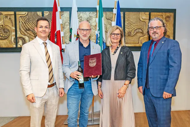 Wolfgang Waxenegger wurde für zweiundzwanzig Jahre Gemeinderatstätigkeit geehrt. | Foto: Stadt Bruck/Paller