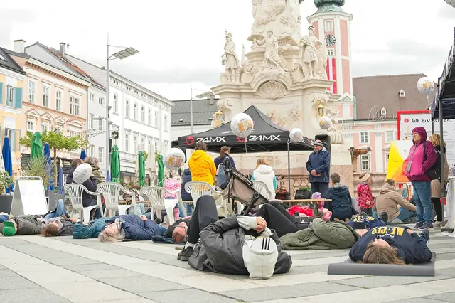 Liegedemo am St. Pöltner Rathausplatz für mehr Awareness für ME/CFS. | Foto: Katharina Schrefl